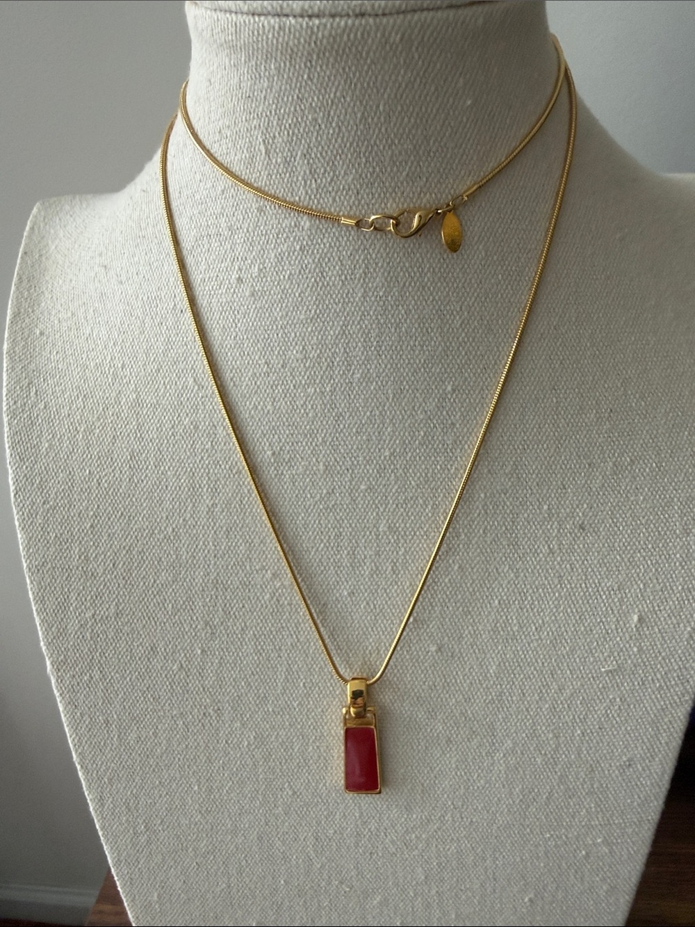 Vintage Worthington Gold Tone Herringbone Chain Necklace w/Red Resin Pendant.
